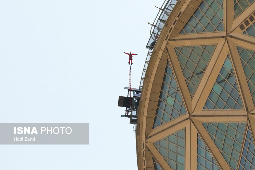 افتتاح بلندترین سکوی بانجی جامپینگ دنیا (ایسنا)
