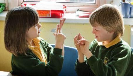 اهمیت تقویت زبان اشاره در کودکان ناشنوا