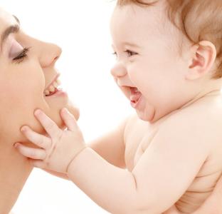 محققان: تغذیه با شیر مادر، سبب موفقیت فرزندان می‌شود
