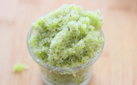 با شکر و چای سبز اسکراب برای نرمی پوست درست کنید