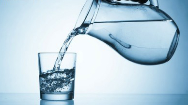 آیا نوشیدن آب تاثیری بر روی زیبایی دارد
