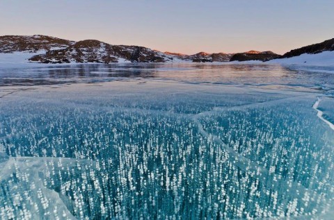 دریاچه یخ‌ زده شفاف در کشور اسلواکی