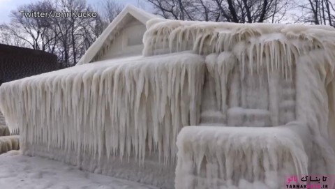 سرمای شدید خانه را به یک قلعه‌ی یخی تبدیل کرد