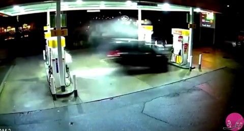 برخورد شدید یک خودرو با جایگاه سوخت