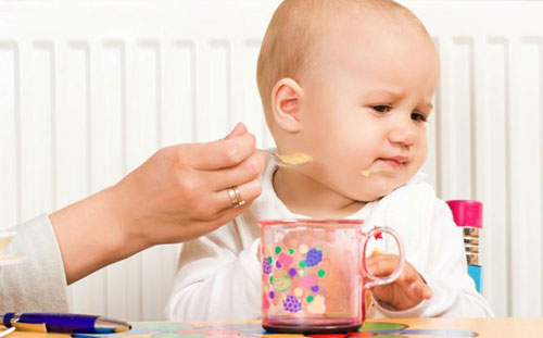 چهار رفتار اشتباه والدین در غذا دادن به کودک