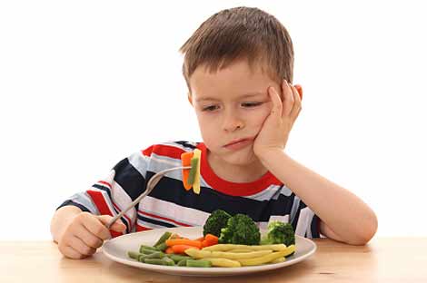 چهار رفتار اشتباه والدین در غذا دادن به کودک