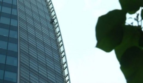 بالا رفتن مرد عنکبوتی فرانسه از ساختمان 185 متری