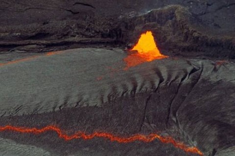 دریاچه گدازه بر فراز آتشفشانی در هاوایی
