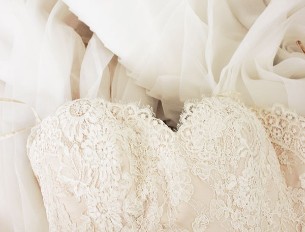 آشنایی با تناژ رنگ های سفید لباس عروس