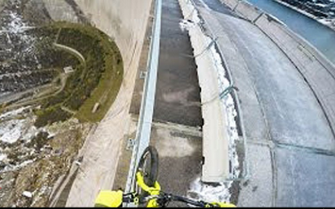 دوچرخه‌سواری هیجان انگیز کناره ی سد 198 متری