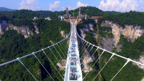 طولانی‌ترین پل شیشه‌ای، در چین افتتاح شد