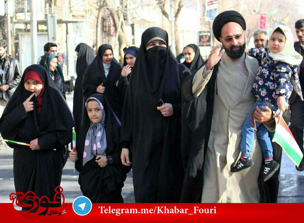 کارشناس یزدی معروف با همسرش در راهپیمایی +عکس