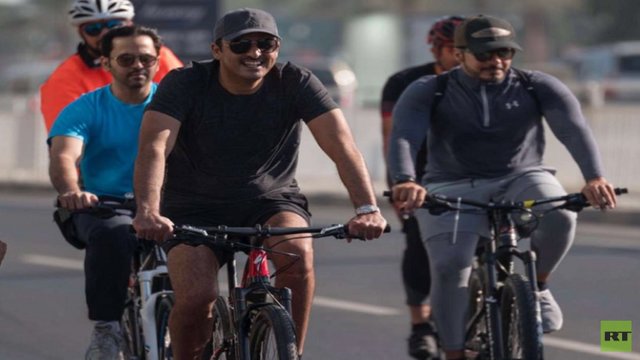 امیر قطر سوار بر دوچرخه در خیابان‌های دوحه +عکس