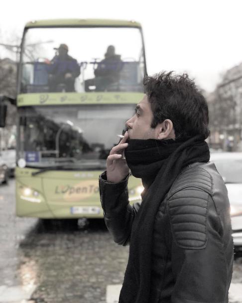 کار نامتعارف محسن چاوشی در خیابان‌های پاریس +عکس