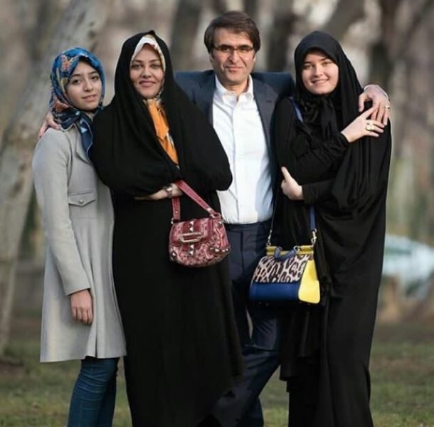 نوه امام خمینی(ره) در کنار همسر و دخترانش +عکس