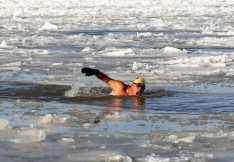 شنا در رودخانه یخ زده
