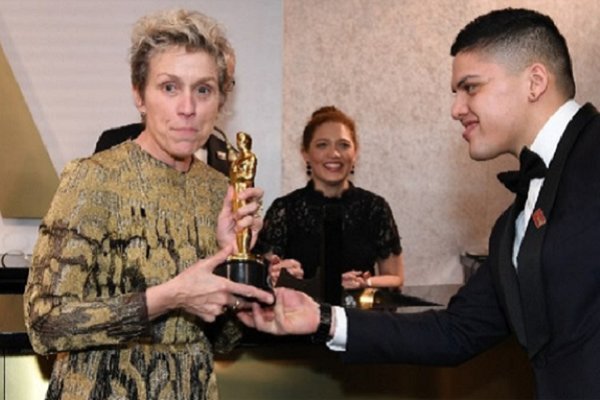 سرقت جایزه اسکار بازیگر زن در مراسم دیشب +عکس