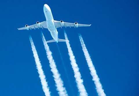 چرا هواپیماها یک دنباله سفید ابری به جا می گذارند؟