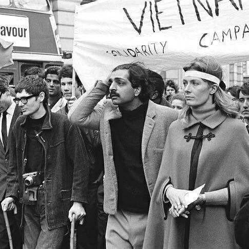 استیون هاوکینگ در تظاهرات ضد جنگ ویتنام +عکس