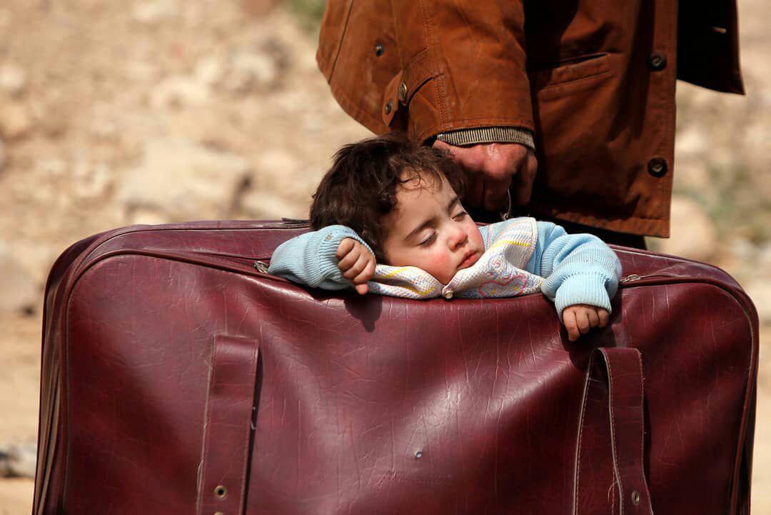 کودکی خوابیده در چمدان+عکس
