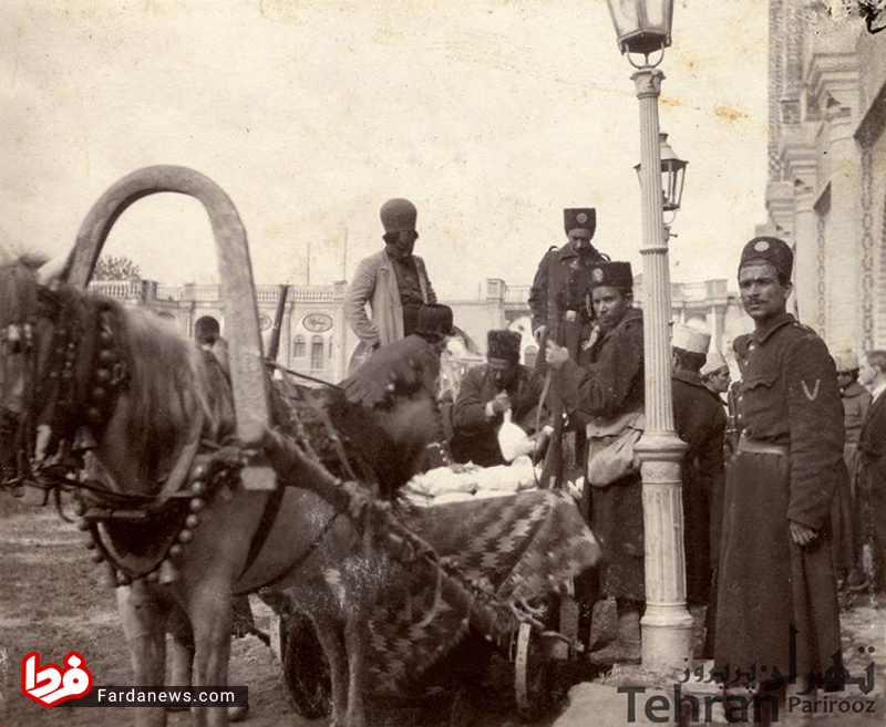 درشکه حمل پول در میدان توپخانه در سال ۱۲۹۰ +عکس