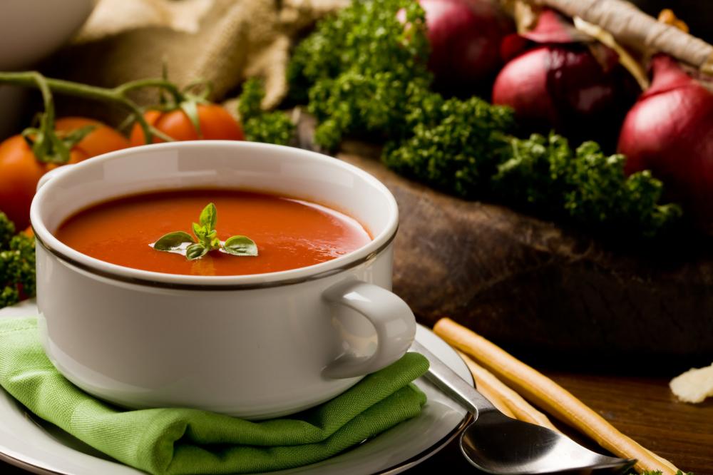 «سوپ گوجه فرنگی و سبزیجات» با نان برشته