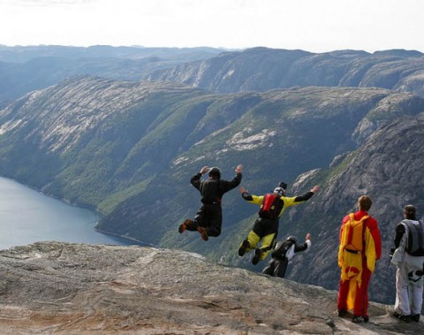 بیس جامپینگ بسیار هیجان انگیز در ارتفاعات بی نظیر نروژ