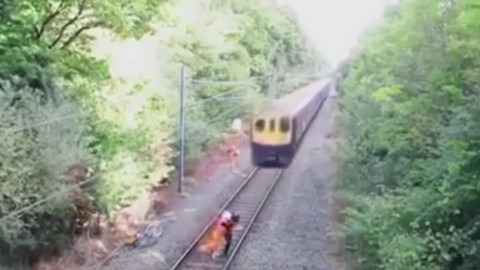 نجات معجزه آسای مرد بر سر راه قطار