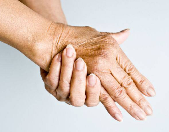 دلایل پیر به نظر رسیدن دست ها و راه درمان آن