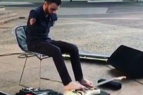 گیتار زدن هنرمند معلول با پا