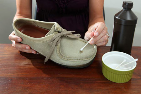 روش های تمیز کردن لکه های روی کفش جیر