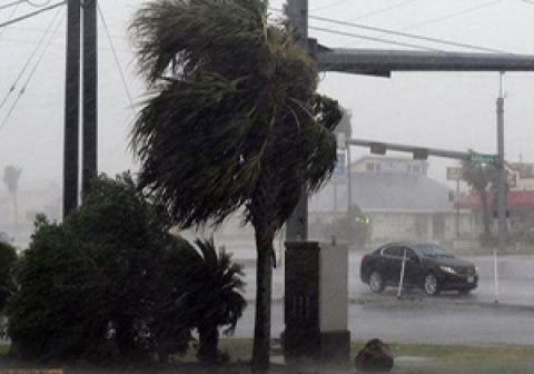 طوفان در تگزاس خودروها را به زیر آب برد