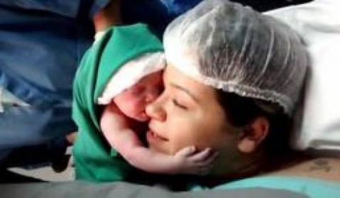 ویدئوی دیدنی از عشق نوزاد به مادر، پس از تولد