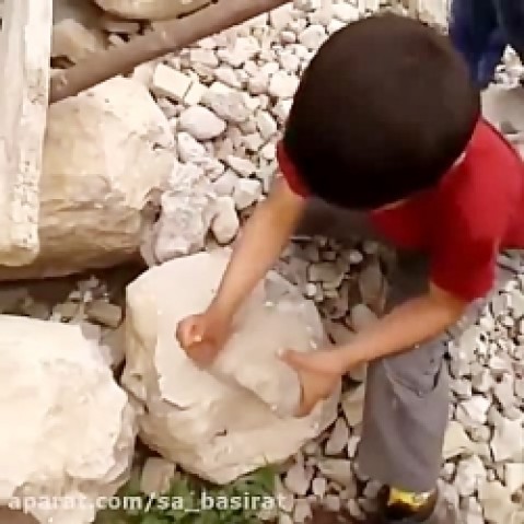 کودکی که با مشت سنگ را تکه تکه میکند!