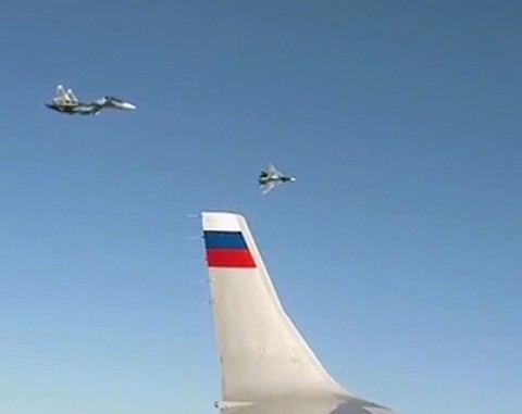 اسکورت هواپیمای پوتین توسط جنگنده‌های سوخو 35