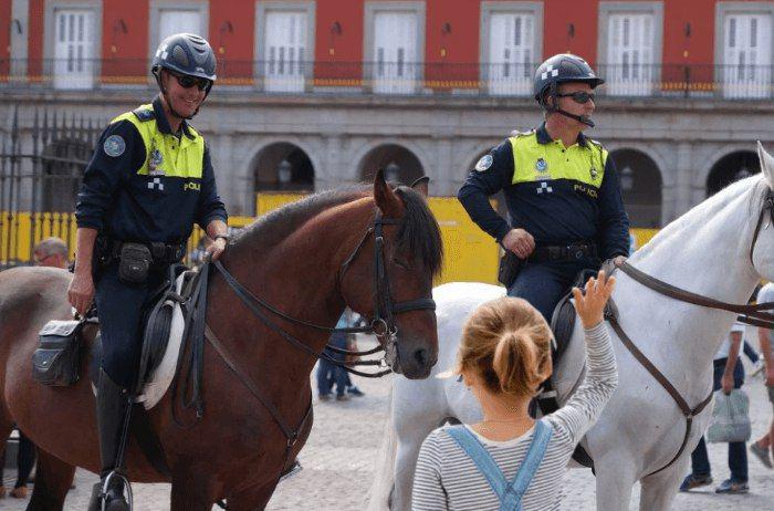 چرا پلیس برخی کشورها هنوز سوار اسب می شوند؟