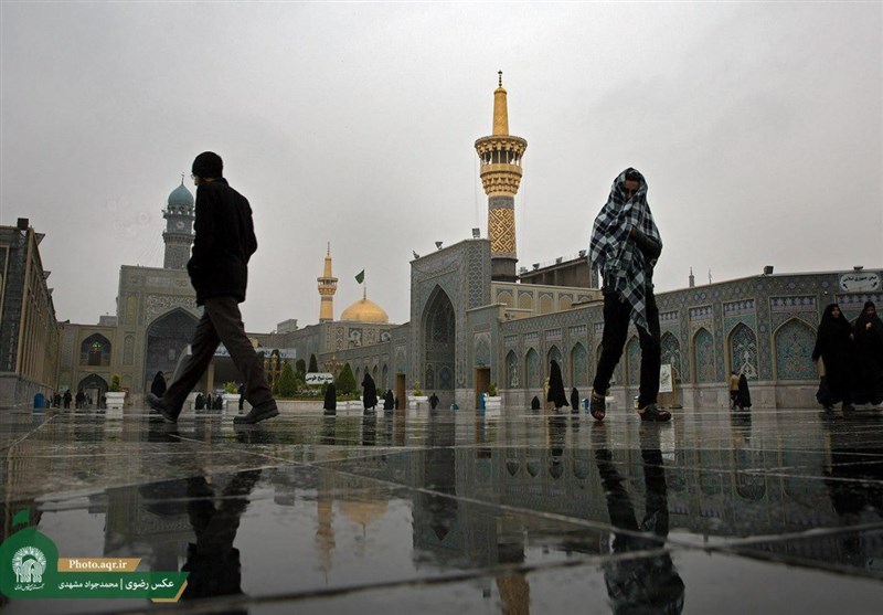 بارش باران در صحن و سرای حرم امام رضا(ع) +عکس