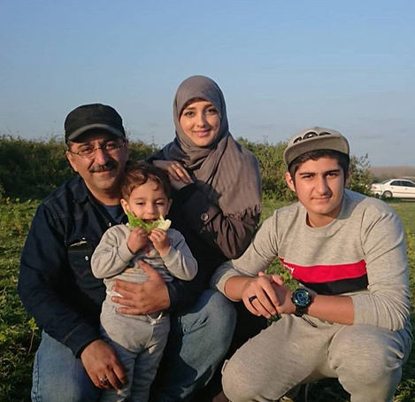 مجری جنجالی تلویزیون و خانواده اش +عکس