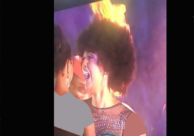 آتش گرفتن ملکه زیبایی در مراسم تاجگذاری‌!
