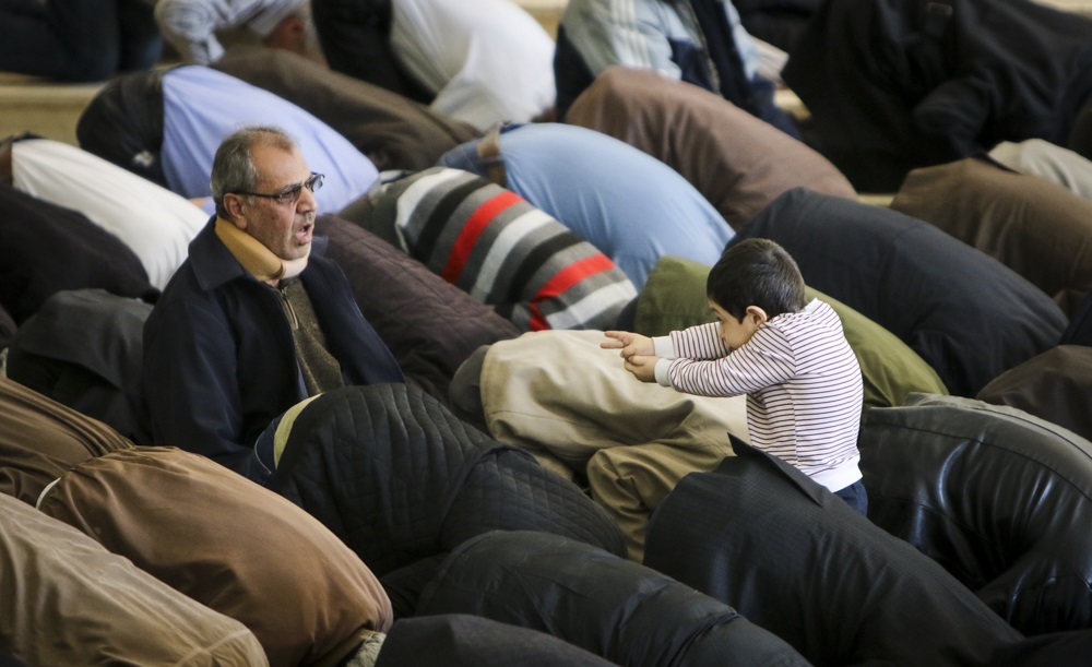 تصویری جالب از بازیگوشی یک کودک در نماز جمعه