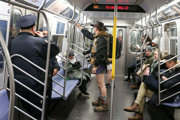 روز جهانی بدون شلوار در مترو +عکس