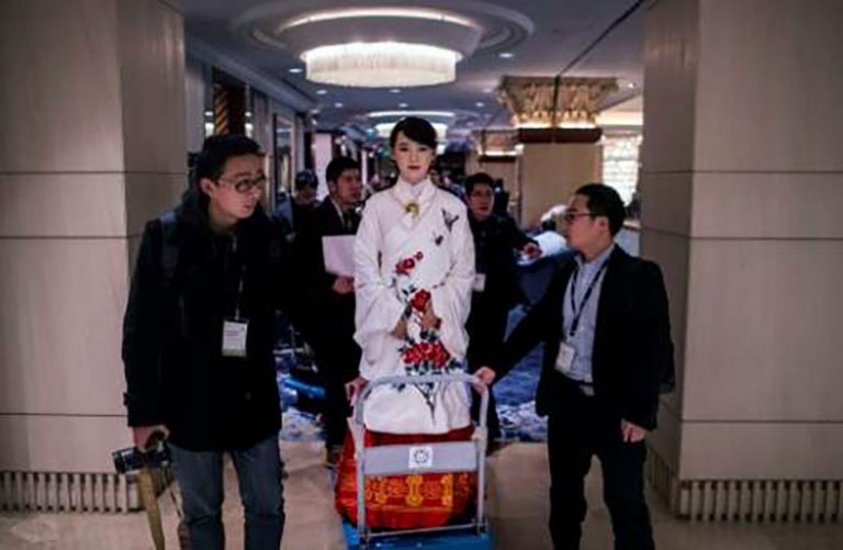 خوش و بش روبات انسان‌نمای Jia Jia در کنفرانس اقتصادی شانگهای