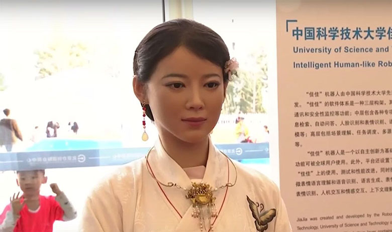 خوش و بش روبات انسان‌نمای Jia Jia در کنفرانس اقتصادی شانگهای