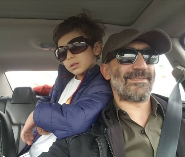 بازیگر «ماجرای نیمروز» همراه با پسرش +عکس
