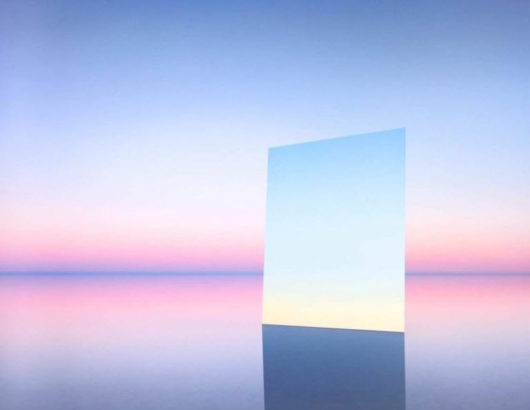 این عکاس یک آینه بزرگ را در یک صحرای نمک قرار داد، نتیجه‌اش این عکس‌های زیبا بود