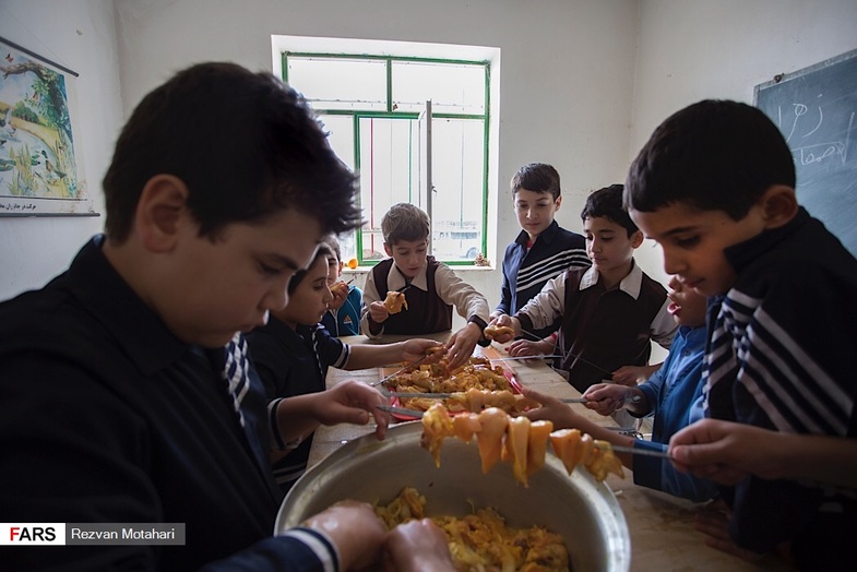 مدرسه‌ای با معلمی متفاوت در خمین +عکس