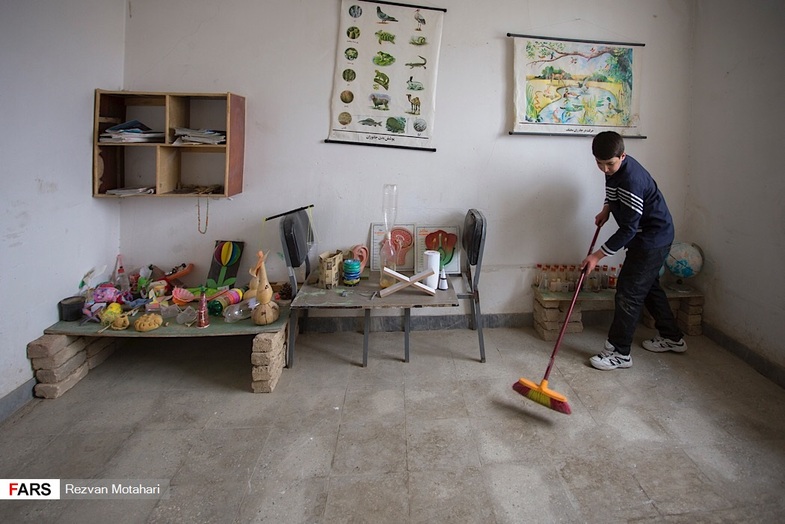 مدرسه‌ای با معلمی متفاوت در خمین +عکس
