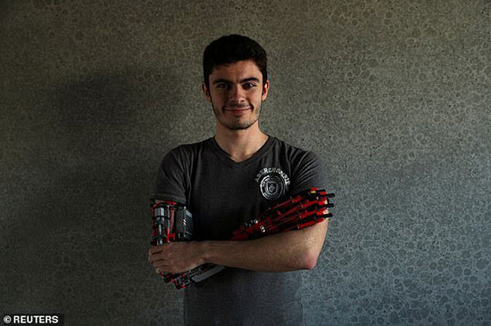 نوجوان معلولی که برای خود دست رباتیک ساخت+عکس