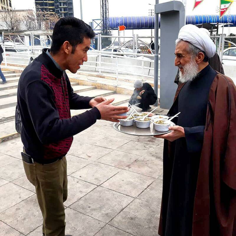 پذیرایی امام جمعه تهران در ایستگاه صلواتی+عکس
