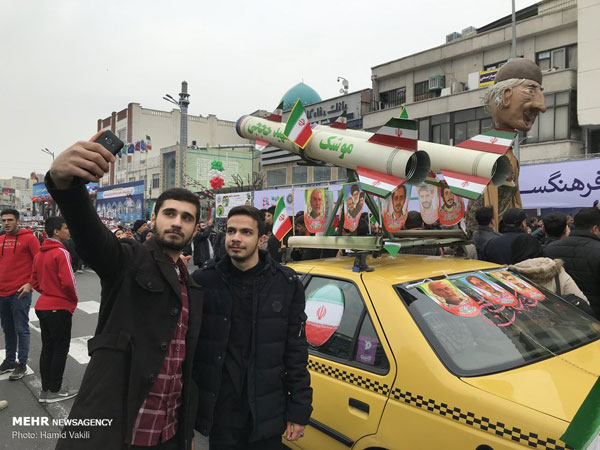 حاشیه‌های تصویری از راهپیمایی ۲۲ بهمن